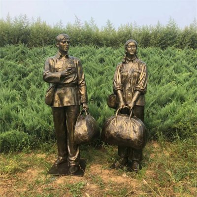 民俗文化玻璃钢仿铜拿着行李的情景人物小品 