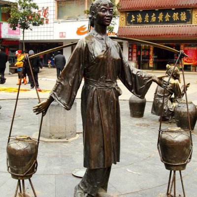 户外园林挑着担子的玻璃钢仿铜人物雕塑 