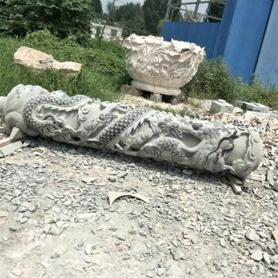 景点户外广场摆放青石雕刻龙盘柱 