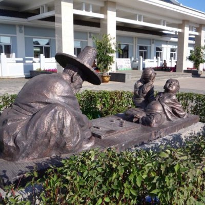 公园校园创意下象棋的玻璃钢仿铜人物仿古 下象棋雕塑象棋铜雕景观大全