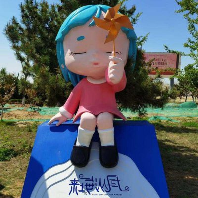 园林景区拿风车的玻璃钢卡通树脂人物雕塑 风车雕塑作品理念厂家概念