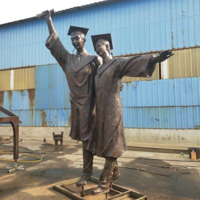 学院摆放玻璃钢仿铜毕业照学生雕像 学生雕塑城市绘画动物小品