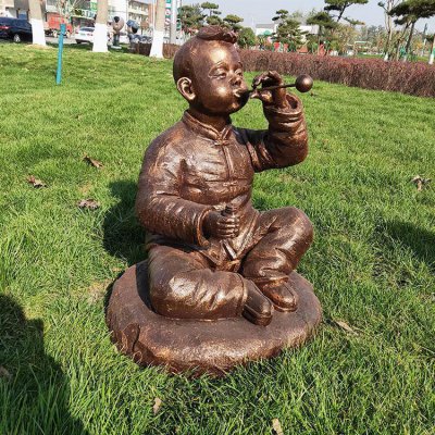 玻璃钢仿铜户外草坪吹泡泡的人物雕塑 