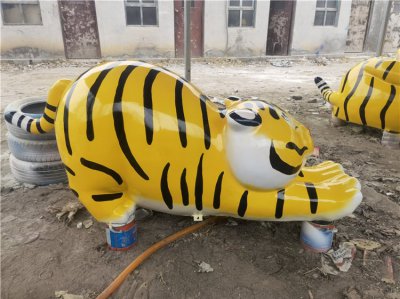 玻璃钢卡通小老虎雕塑 老虎雕塑作品普林时代家庭