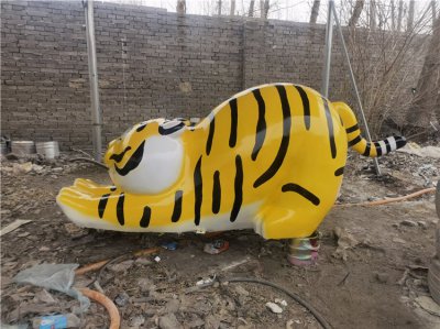 景点园林摆放玻璃钢彩绘卡通老虎小品 老虎雕塑教程挂件瓷器评语