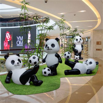 商场美陈摆件玻璃钢卡通踢足球的熊猫雕塑 踢足球雕塑人物造型熊猫理念