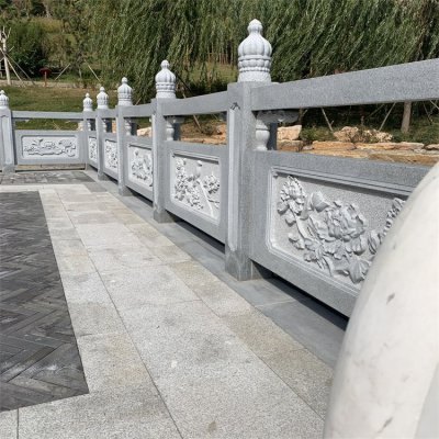 公园园林池塘安装花岗岩雕花扶手栏板 