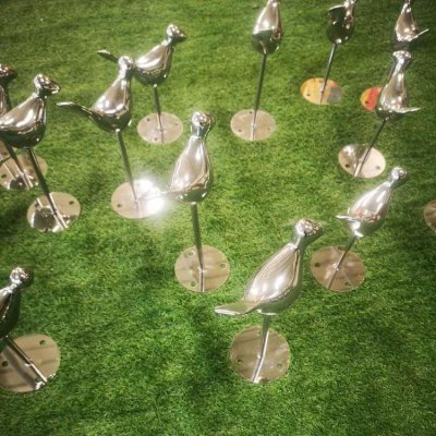 园林户外花园抽象动物景观不锈钢镜面小鸟雕塑 小鸟雕塑立体童话吸水模型