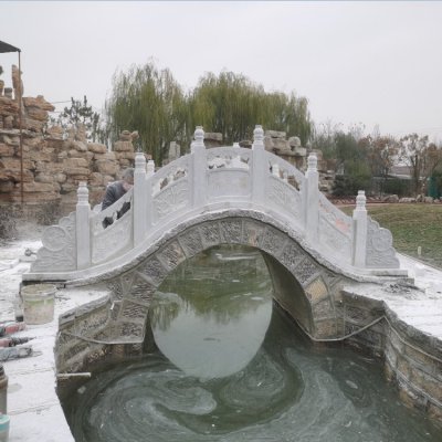 景点水池安装青石小拱桥园林建筑雕塑 