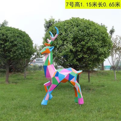 公园草地摆放玻璃钢彩绘块面几何鹿雕塑 