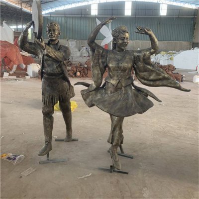 旅游景点广场摆放玻璃钢仿铜跳舞少数民族人物雕塑 