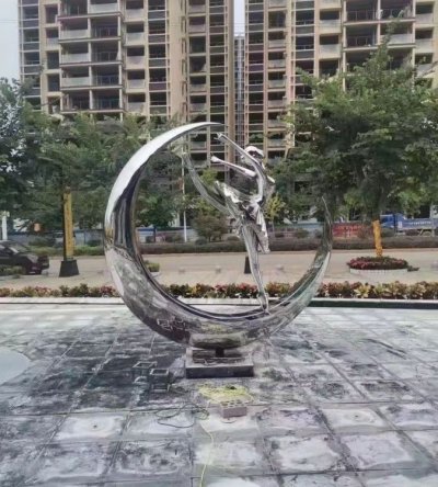园林景观户外不锈钢圆环上跳舞的抽象人物雕塑 
