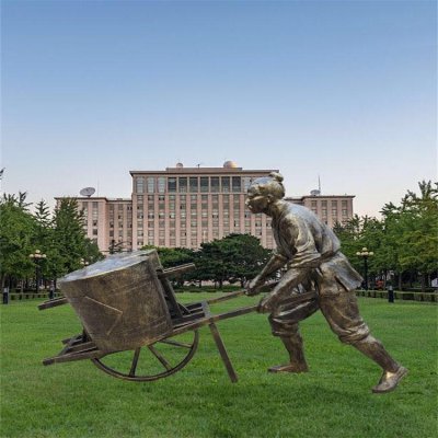 园林户外玻璃钢仿铜推车的情景人物雕塑