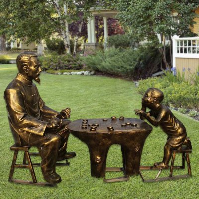 玻璃钢仿铜爷孙俩下棋的小品人物雕塑 