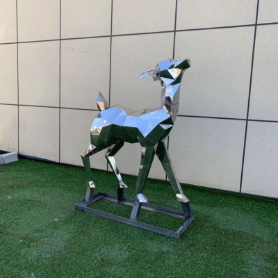 小区草地摆放不锈钢切面鹿小品 