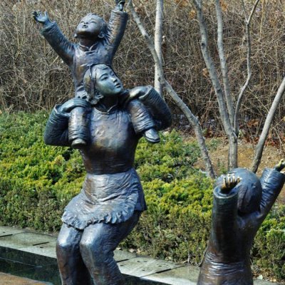 玻璃钢仿铜户外公园玩耍的一家人雕塑 一家人雕塑一家纹身童画剧本