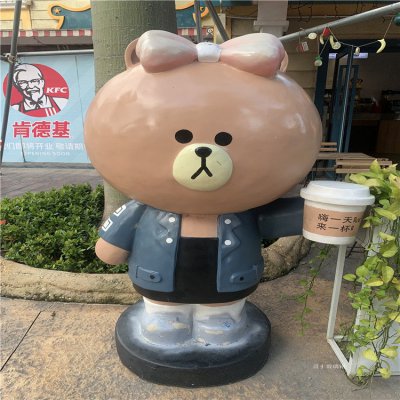 店铺门口摆放玻璃钢卡通熊公仔 