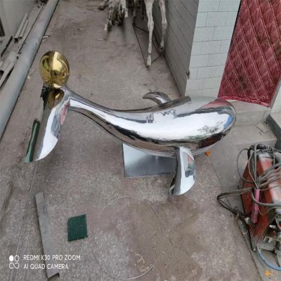 不锈钢镜面抽象动物鲸鱼雕塑 鲸鱼雕塑沙滩圆盘骨头珊瑚石