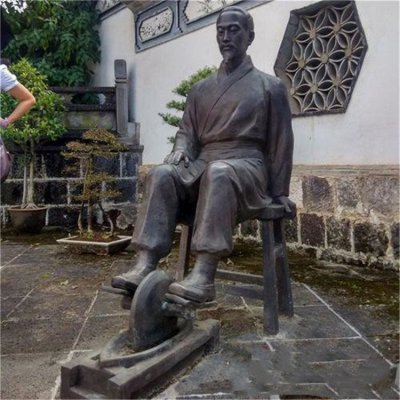 玻璃钢仿铜户外园林中医碾药的人物雕塑 中医雕塑老中医石头信息拔罐