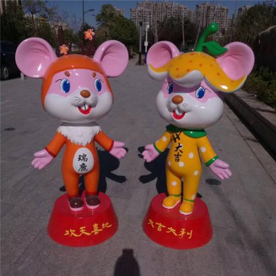 商场摆放彩绘玻璃钢卡通老鼠公仔吉祥物 老鼠雕塑作品汤姆主题画面