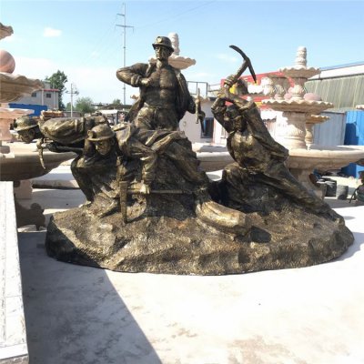 广场摆放玻璃钢仿铜旷工开矿情景人物小品雕像 