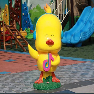 幼儿园摆放玻璃钢卡通小黄鸡公仔雕塑 