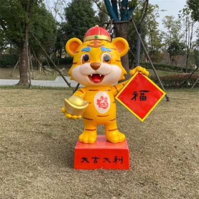 园林户外玻璃钢卡通大吉大利小老虎雕塑 老虎雕塑图片稻草代表泥塑