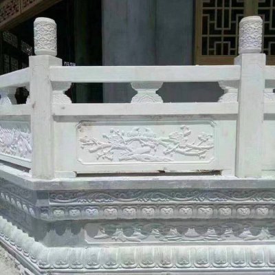 景点寺庙台阶安装汉白玉梅花防护栏板 梅花雕塑图片摆件厂家玉石