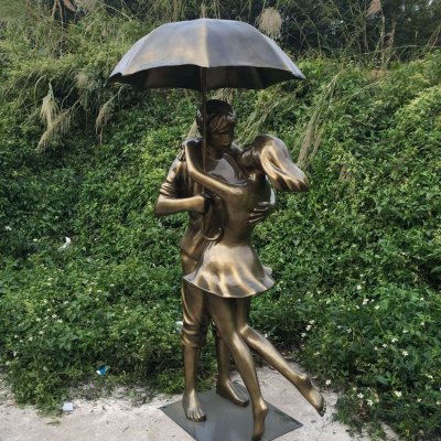 公园户外摆放玻璃钢仿铜打伞情侣人物雕塑 情侣雕塑图片灯光笔画文案