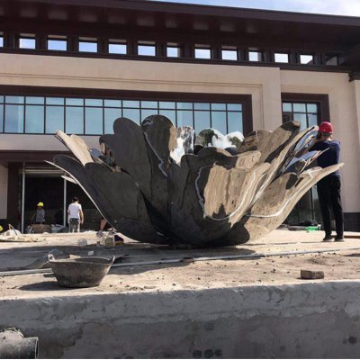 广场摆放大型不锈钢镜面花朵水景雕塑 花朵雕塑厂家房地产抽象派座椅