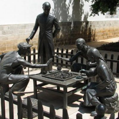 步行街户外摆放民俗人物玻璃钢仿铜下棋人物雕塑 