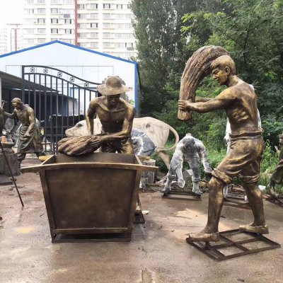玻璃钢仿铜民俗文化农民摔麦的情景人物小品 农民雕塑特点时尚大门歌会