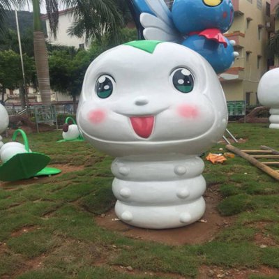 公园园林草地摆放玻璃钢卡通毛毛虫美陈雕塑 卡通雕塑动漫供货商砂岩行情