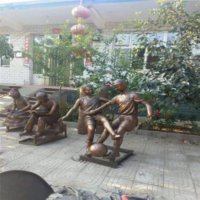 玻璃钢仿铜踢足球的儿童雕塑 踢足球雕塑铜雕几何价格广场