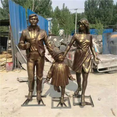 景点公园户外装饰玻璃钢仿铜一家三口人物雕像 一家雕塑家人乌金步行街熊鼠