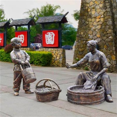 玻璃钢仿铜孝文化情景小品帮母亲提水洗衣服的人物景观 母亲雕塑寓意塑像素材女儿