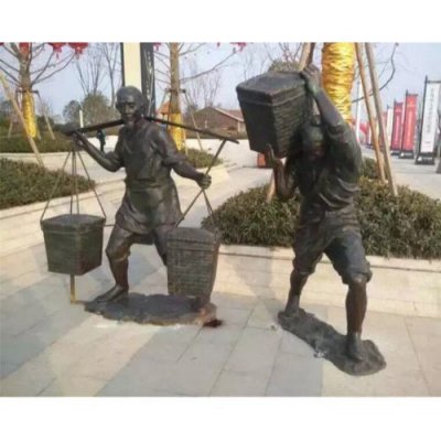 民俗文化玻璃钢仿铜景观搬运货物的人物小品 