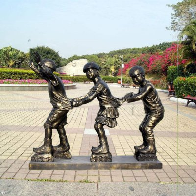 公园广场摆放玻璃钢仿铜童趣玩轮滑人物小品雕塑 