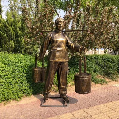 公园摆放玻璃钢仿铜挑水民俗人物 