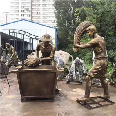 玻璃钢仿铜民俗农耕文化摔粮食的情景人物雕塑 