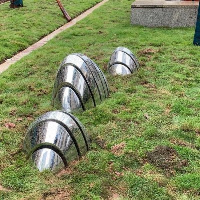 小区公园户外草地摆放不锈钢切面石头