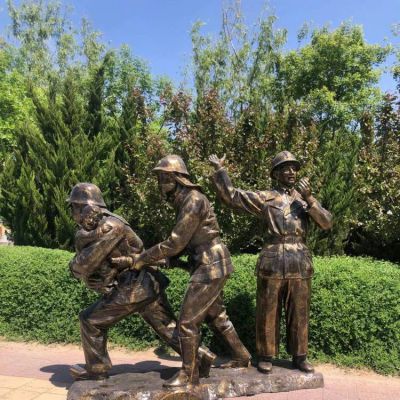 景点公园摆放仿铜消防员救援情景主题人物雕塑 消防员雕塑卡通模型价格公园