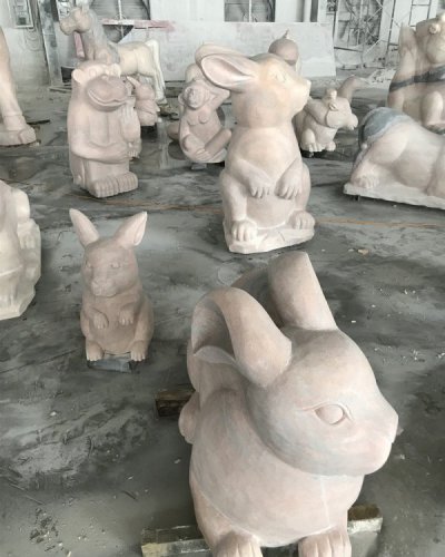 园林草坪户外晚霞红石雕兔子雕塑 兔子雕塑寓意颜色月球手稿