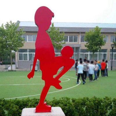 校园操场摆放剪影踢球不锈钢人标识雕塑