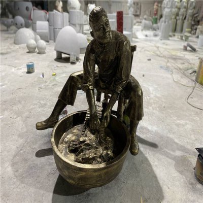 玻璃钢仿铜洗衣服的情景人物小品雕塑