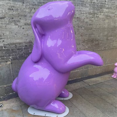 大型动物兔子，玻璃钢紫色兔子摆件 兔子雕塑大全物语栏杆园区
