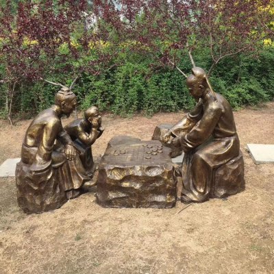 公园草地摆放玻璃钢仿铜下象棋古代人物雕塑 下象棋雕塑铜人小朋友广场山中