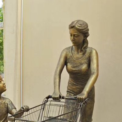 玻璃钢仿铜户外景观推购物车的女性人物雕塑 购物人雕塑人物意义步行街欢乐