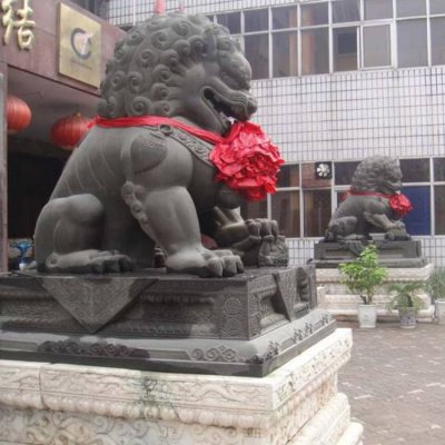 企业门口摆放大型镇宅辟邪青石石雕狮子雕塑 狮子雕塑青石石做桌面大院