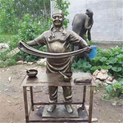情景小品玻璃钢仿铜做拉面的人物雕塑 拉面雕塑地址门前情景铜像